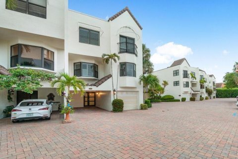 Снять в аренду таунхаус в Джуно-Бич, Флорида 3 спальни, 248.98м2, № 1992542 - фото 1