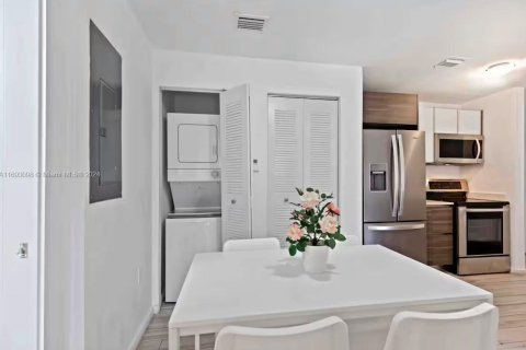 Condo in Miami, Florida, 1 bedroom  № 1441886 - photo 11