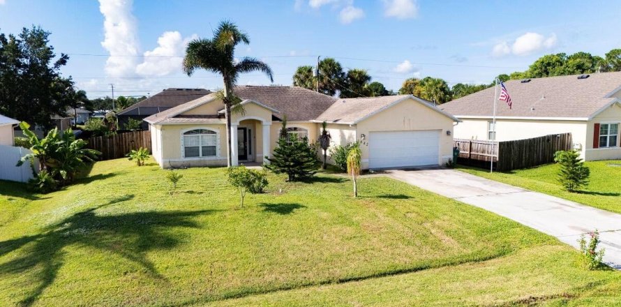 House in Port St. Lucie, Florida 4 bedrooms, 172.89 sq.m. № 2337823