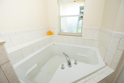 House in Port St. Lucie, Florida 4 bedrooms, 172.89 sq.m. № 2337823 - photo 21