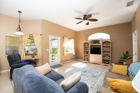 House in Port St. Lucie, Florida 4 bedrooms, 172.89 sq.m. № 2337823 - photo 9