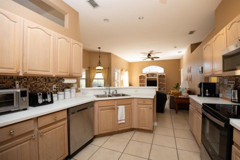 House in Port St. Lucie, Florida 4 bedrooms, 172.89 sq.m. № 2337823 - photo 10