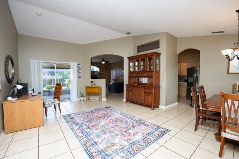 House in Port St. Lucie, Florida 4 bedrooms, 172.89 sq.m. № 2337823 - photo 2