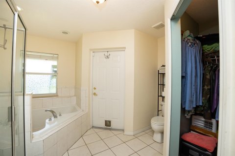 House in Port St. Lucie, Florida 4 bedrooms, 172.89 sq.m. № 2337823 - photo 18