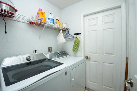 House in Port St. Lucie, Florida 4 bedrooms, 172.89 sq.m. № 2337823 - photo 30
