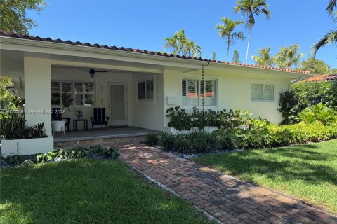 House in Coral Gables, Florida 3 bedrooms, 150.41 sq.m. № 2076527 - photo 8
