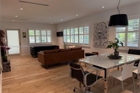 House in Coral Gables, Florida 3 bedrooms, 150.41 sq.m. № 2076527 - photo 14
