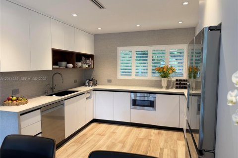 House in Coral Gables, Florida 3 bedrooms, 150.41 sq.m. № 2076527 - photo 16