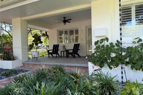 House in Coral Gables, Florida 3 bedrooms, 150.41 sq.m. № 2076527 - photo 9