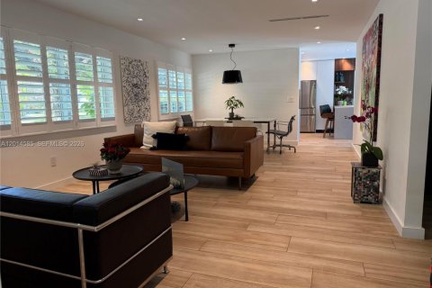 House in Coral Gables, Florida 3 bedrooms, 150.41 sq.m. № 2076527 - photo 11