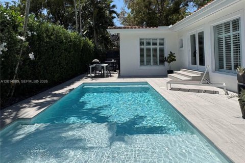 House in Coral Gables, Florida 3 bedrooms, 150.41 sq.m. № 2076527 - photo 3