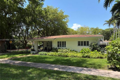 House in Coral Gables, Florida 3 bedrooms, 150.41 sq.m. № 2076527 - photo 5