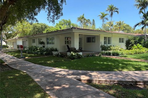 House in Coral Gables, Florida 3 bedrooms, 150.41 sq.m. № 2076527 - photo 7