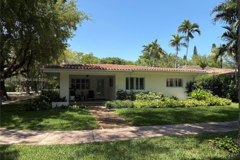 House in Coral Gables, Florida 3 bedrooms, 150.41 sq.m. № 2076527 - photo 4