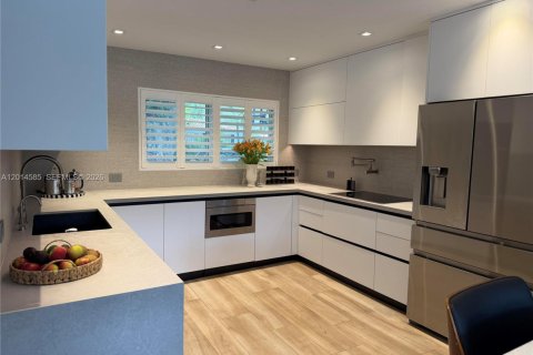 House in Coral Gables, Florida 3 bedrooms, 150.41 sq.m. № 2076527 - photo 15