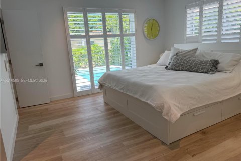 House in Coral Gables, Florida 3 bedrooms, 150.41 sq.m. № 2076527 - photo 22