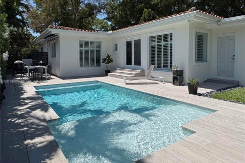 House in Coral Gables, Florida 3 bedrooms, 150.41 sq.m. № 2076527