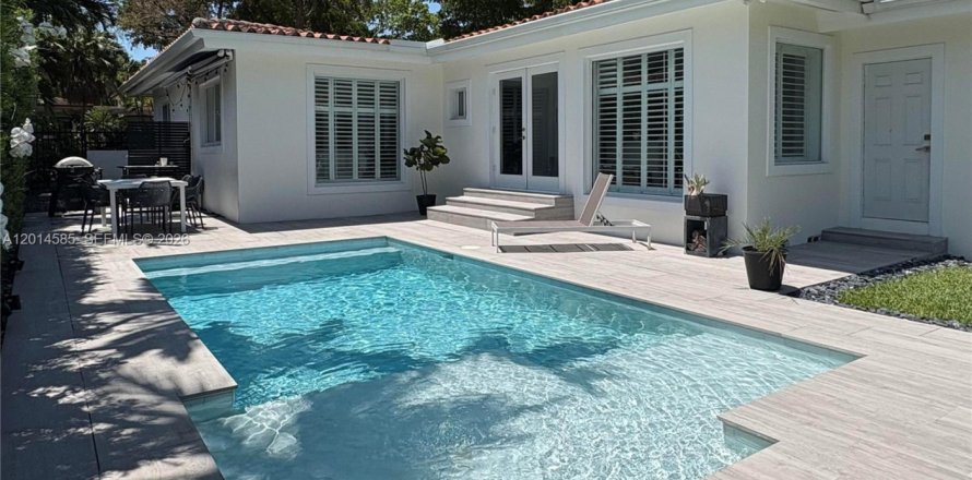 House in Coral Gables, Florida 3 bedrooms, 150.41 sq.m. № 2076527