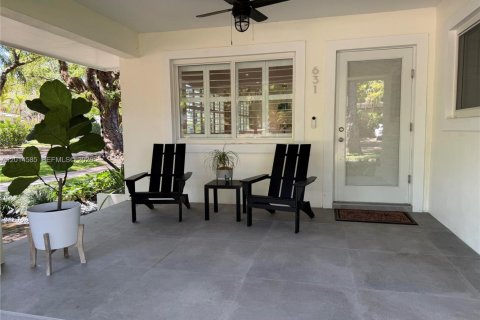 House in Coral Gables, Florida 3 bedrooms, 150.41 sq.m. № 2076527 - photo 10