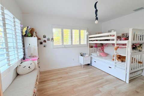 House in Coral Gables, Florida 3 bedrooms, 150.41 sq.m. № 2076527 - photo 21