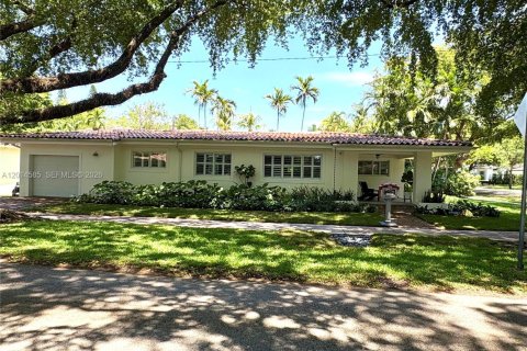 House in Coral Gables, Florida 3 bedrooms, 150.41 sq.m. № 2076527 - photo 6