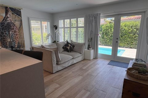 House in Coral Gables, Florida 3 bedrooms, 150.41 sq.m. № 2076527 - photo 23