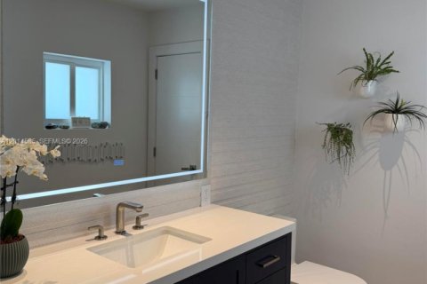 House in Coral Gables, Florida 3 bedrooms, 150.41 sq.m. № 2076527 - photo 18