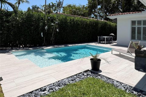 House in Coral Gables, Florida 3 bedrooms, 150.41 sq.m. № 2076527 - photo 2