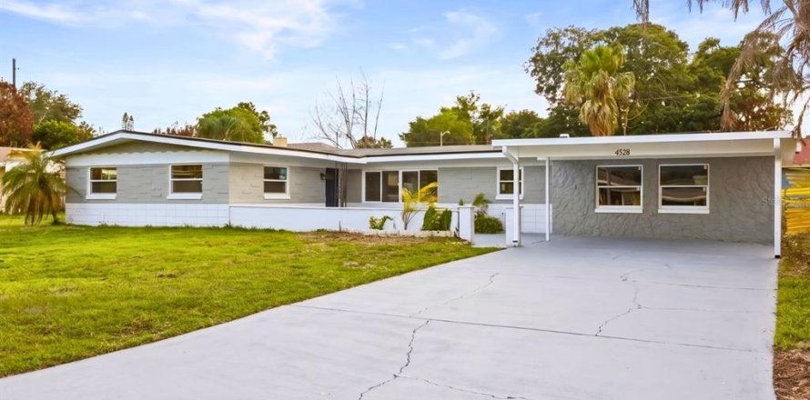 House in Orlando, Florida 4 bedrooms, 186.92 sq.m. № 2140910