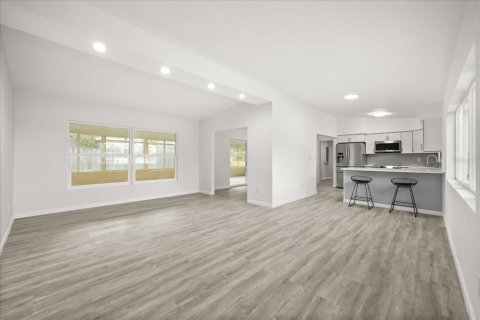House in Orlando, Florida 4 bedrooms, 186.92 sq.m. № 2140910 - photo 6