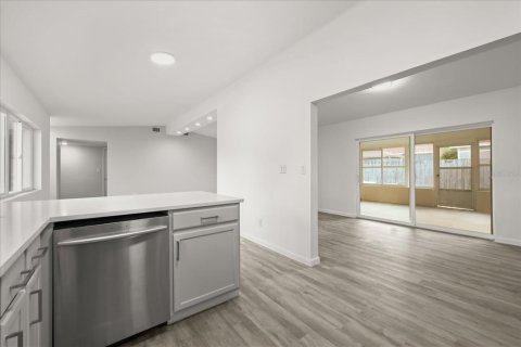 House in Orlando, Florida 4 bedrooms, 186.92 sq.m. № 2140910 - photo 13