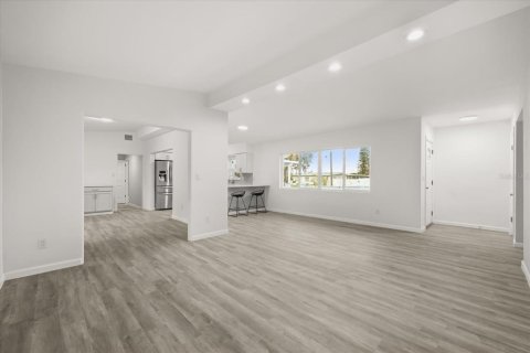 House in Orlando, Florida 4 bedrooms, 186.92 sq.m. № 2140910 - photo 8