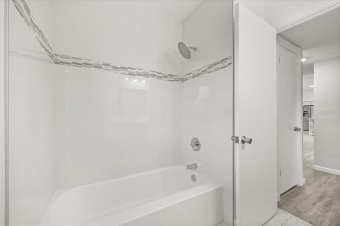 House in Orlando, Florida 4 bedrooms, 186.92 sq.m. № 2140910 - photo 21