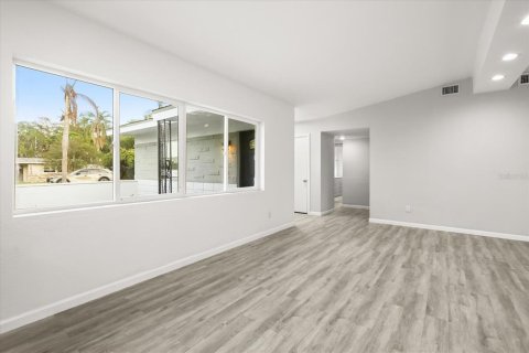 House in Orlando, Florida 4 bedrooms, 186.92 sq.m. № 2140910 - photo 5