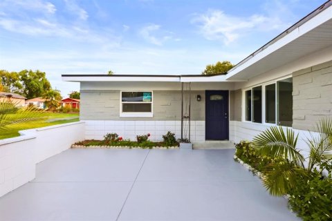 House in Orlando, Florida 4 bedrooms, 186.92 sq.m. № 2140910 - photo 2