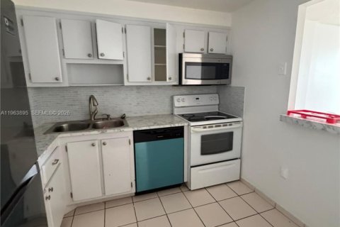 Condominio en North Miami Beach, Florida, 1 dormitorio  № 2026298