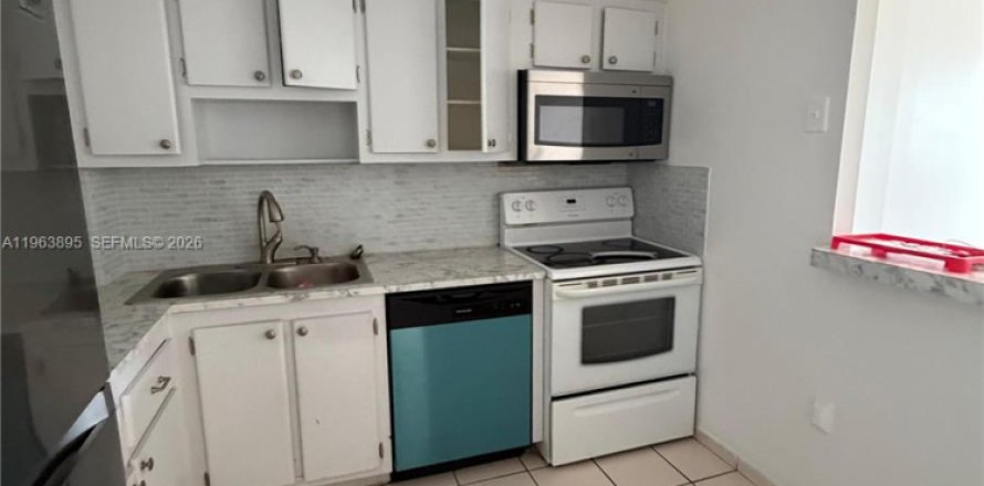 Condominio en North Miami Beach, Florida, 1 dormitorio  № 2026298