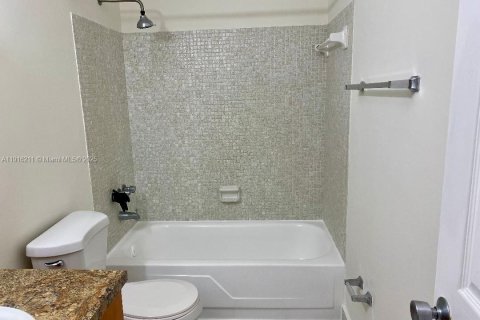 Condominio en alquiler en Miami, Florida, 2 dormitorios, 91.6 m2 № 1972879 - foto 13