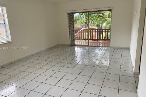 Condominio en alquiler en Miami, Florida, 2 dormitorios, 91.6 m2 № 1972879 - foto 3