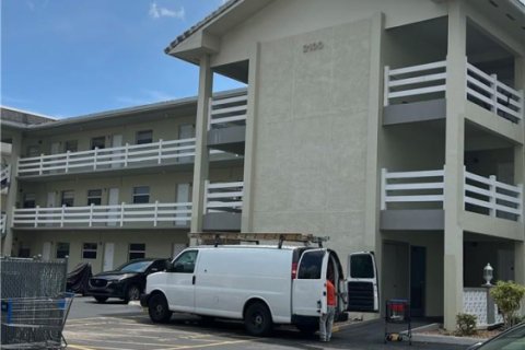 Condo in Hallandale Beach, Florida, 2 bedrooms  № 1207368 - photo 1