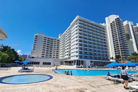 Hotel in Sunny Isles Beach, Florida 33.44 sq.m. № 1404616 - photo 15