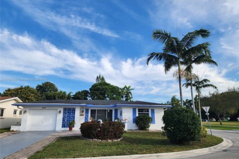 House in Tamarac, Florida 2 bedrooms, 145.58 sq.m. № 1861818 - photo 2
