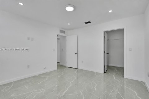 House in Miami-Dade, Florida 3 bedrooms, 157.47 sq.m. № 2042170 - photo 9