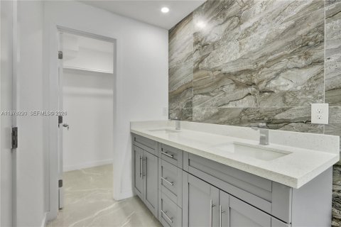 House in Miami-Dade, Florida 3 bedrooms, 157.47 sq.m. № 2042170 - photo 8