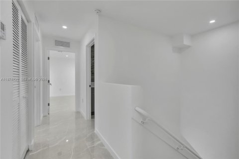 House in Miami-Dade, Florida 3 bedrooms, 157.47 sq.m. № 2042170 - photo 5