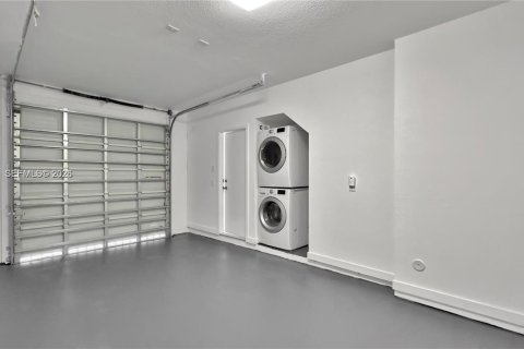 House in Miami-Dade, Florida 3 bedrooms, 157.47 sq.m. № 2042170 - photo 11