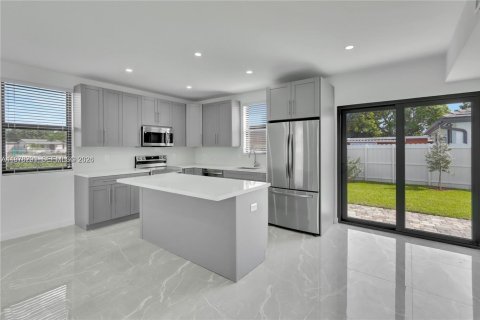 House in Miami-Dade, Florida 3 bedrooms, 157.47 sq.m. № 2042170 - photo 1