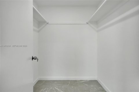 House in Miami-Dade, Florida 3 bedrooms, 157.47 sq.m. № 2042170 - photo 7