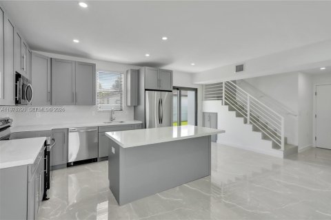 House in Miami-Dade, Florida 3 bedrooms, 157.47 sq.m. № 2042170 - photo 4