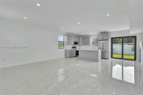 House in Miami-Dade, Florida 3 bedrooms, 157.47 sq.m. № 2042170 - photo 2